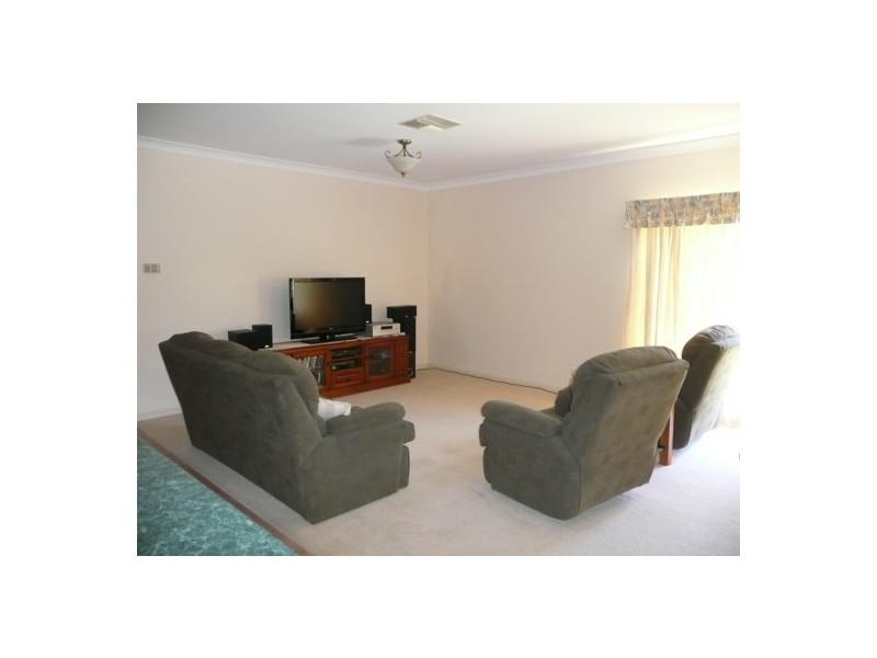 19 Valerie Way, Lavington NSW 2641