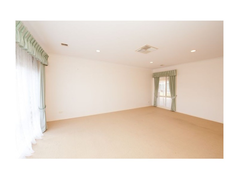 10 Valerie Way, Lavington NSW 2641