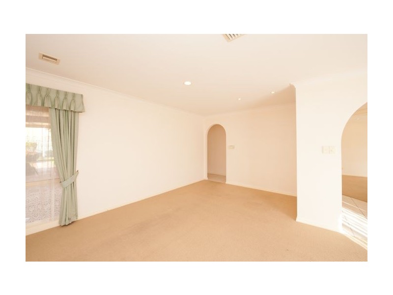 10 Valerie Way, Lavington NSW 2641