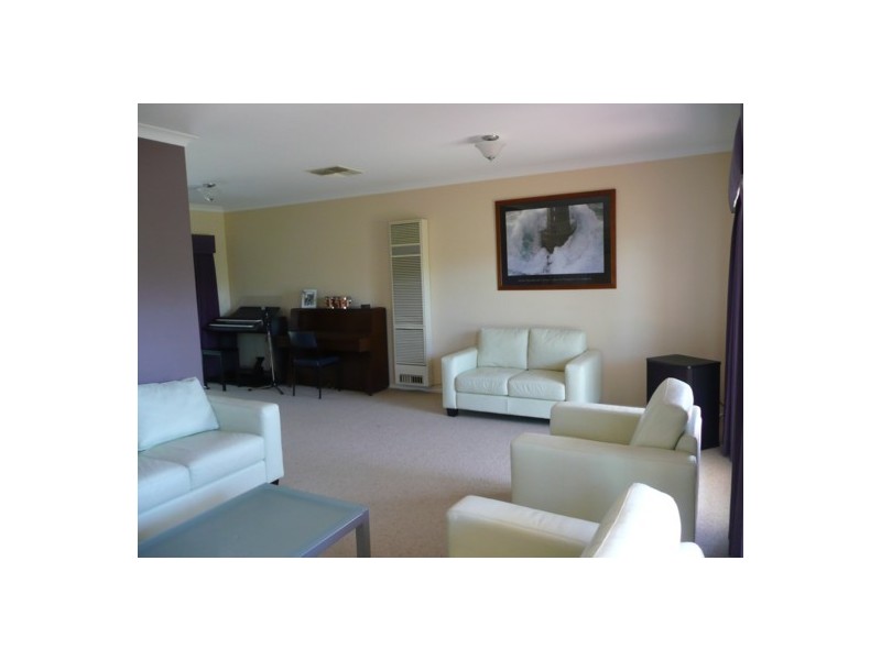 15 Privett Pl, Lavington NSW 2641