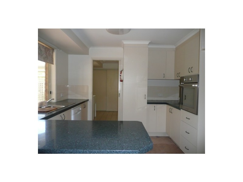 100 Amber Crt, West Albury NSW 2640