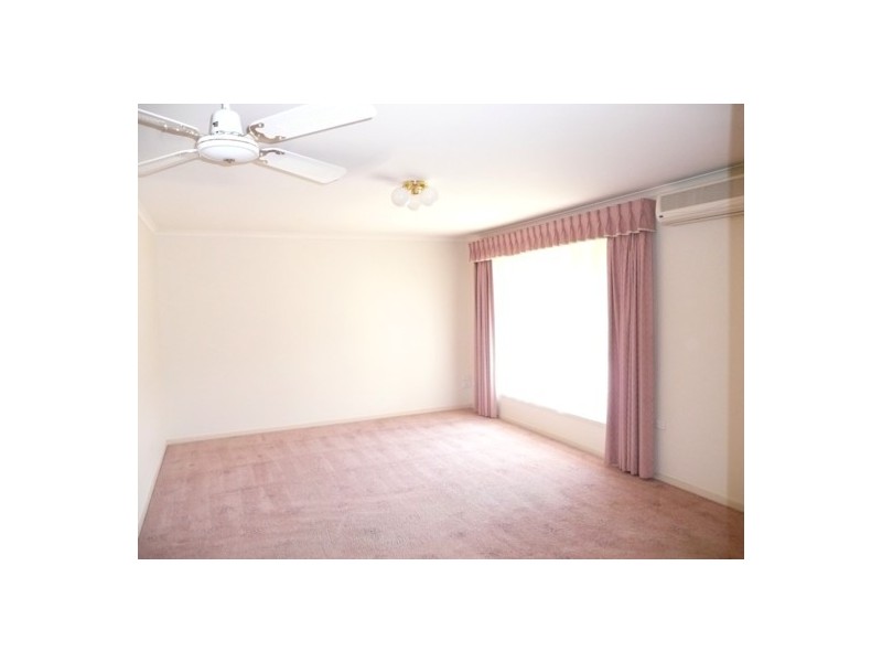 100 Amber Crt, West Albury NSW 2640