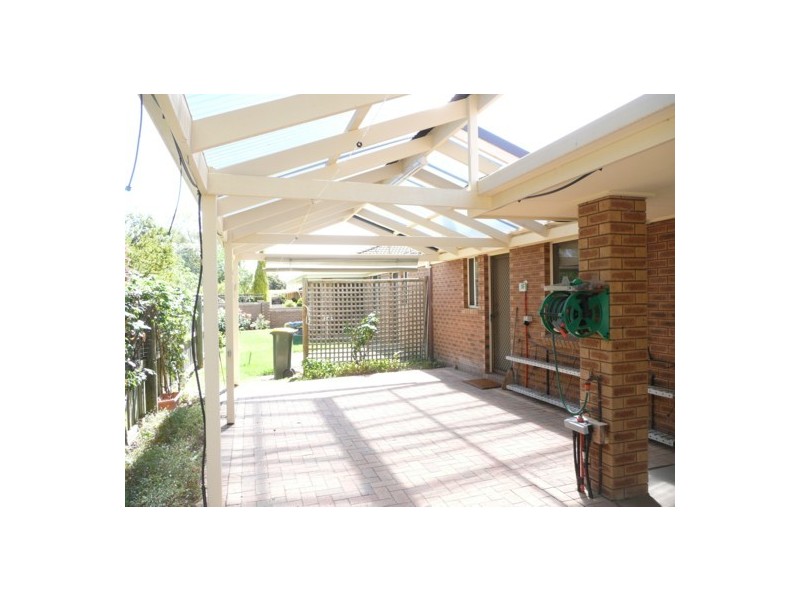 100 Amber Crt, West Albury NSW 2640