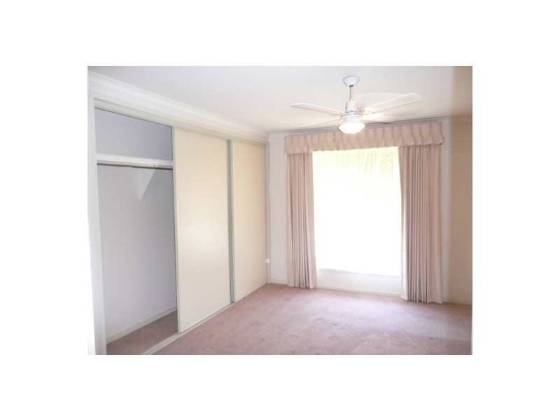 100 Amber Crt, West Albury NSW 2640