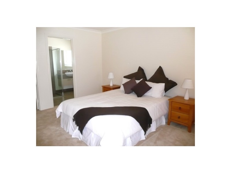 24 Peards Drive, East Albury NSW 2640