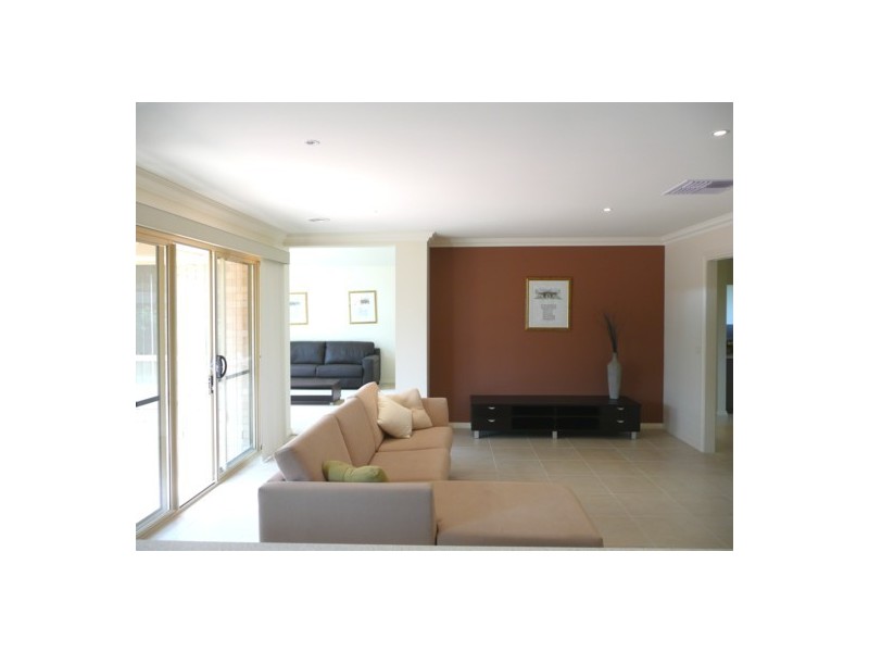 24 Peards Drive, East Albury NSW 2640