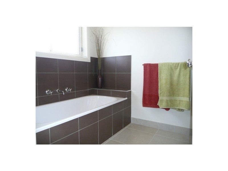 24 Peards Drive, East Albury NSW 2640