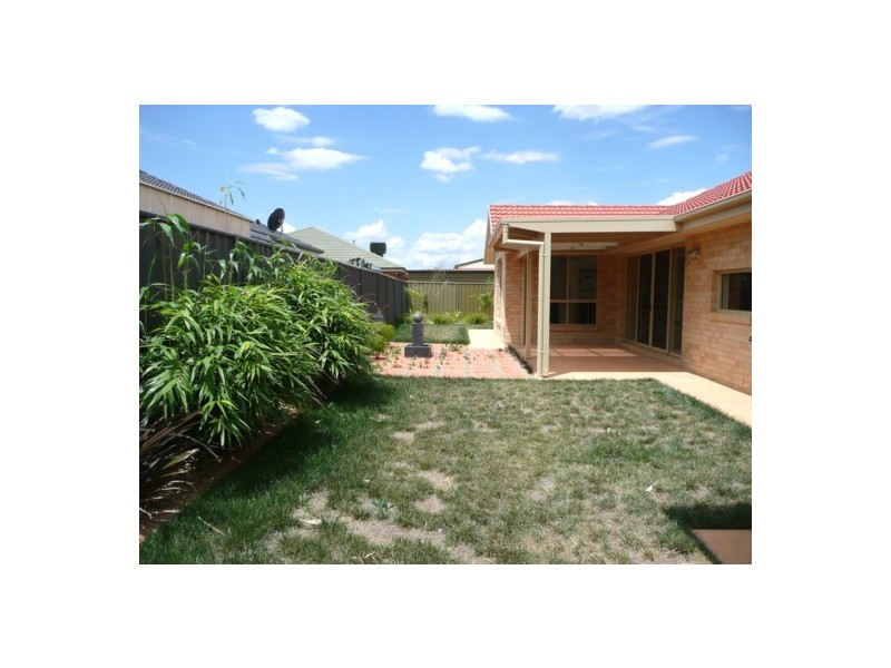 24 Peards Drive, East Albury NSW 2640