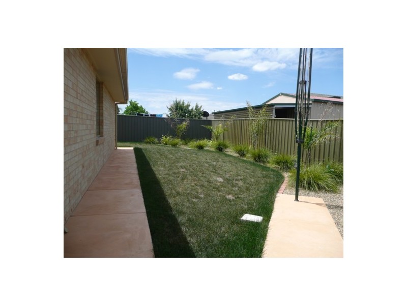 24 Peards Drive, East Albury NSW 2640