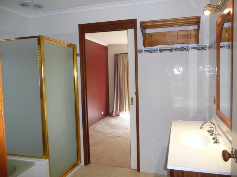 2 Hotham Circuit, Thurgoona NSW 2640