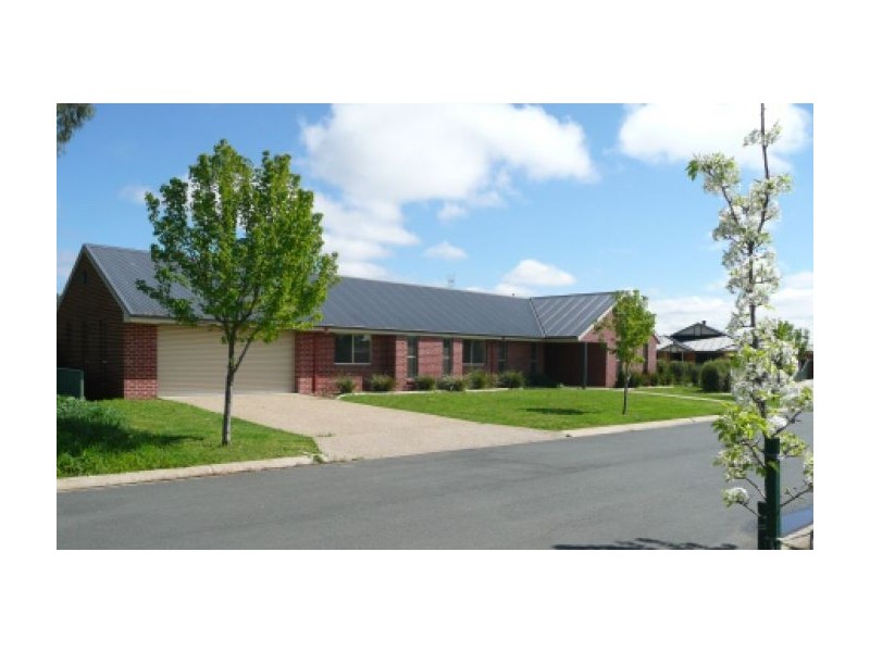 56 Robbins Dr, East Albury NSW 2640