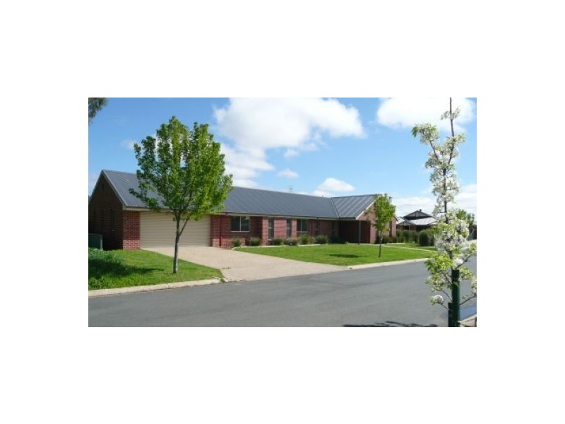 56 Robbins Drive, East Albury NSW 2640