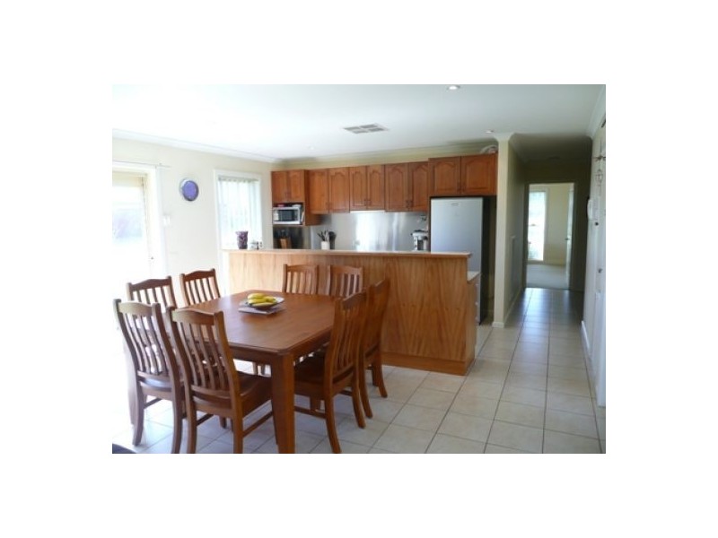 56 Robbins Drive, East Albury NSW 2640