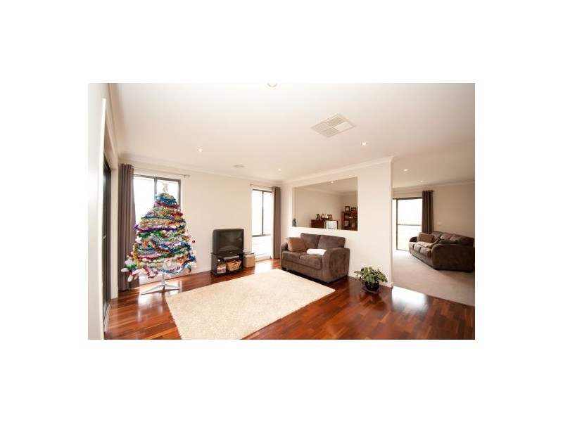 7 Lawson Circuit, Lavington NSW 2641