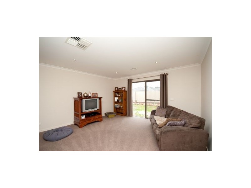 7 Lawson Circuit, Lavington NSW 2641