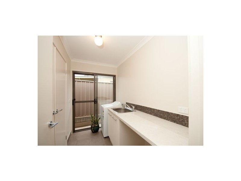 7 Lawson Circuit, Lavington NSW 2641