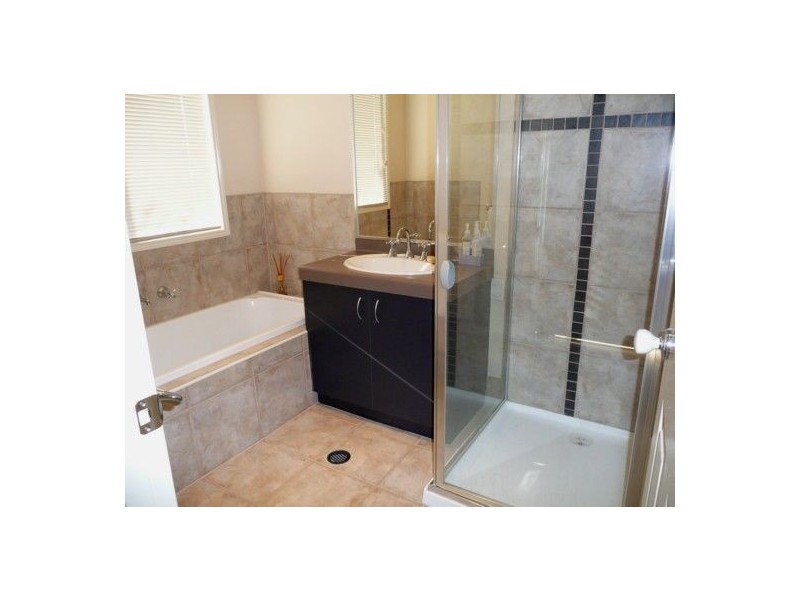 18 Cassinia Court, Thurgoona NSW 2640