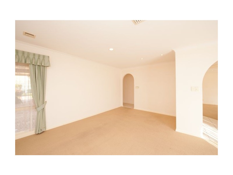 10 Valerie Way, Lavington NSW 2641