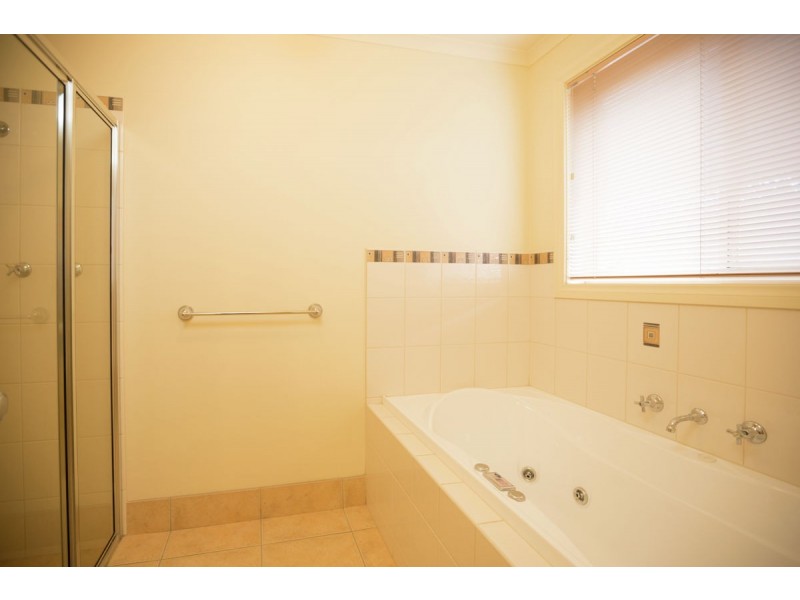 82 Dryandra Way, Thurgoona NSW 2640