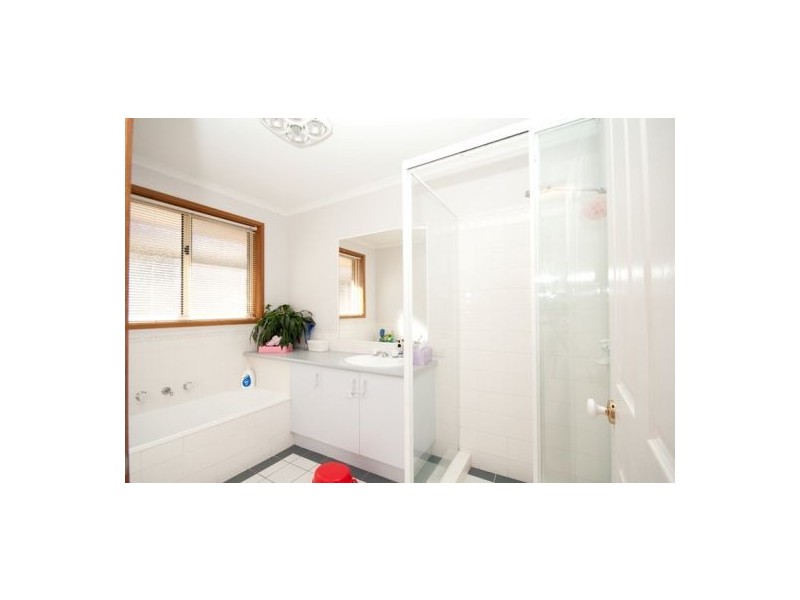 15 Condon Pl, Lavington NSW 2641