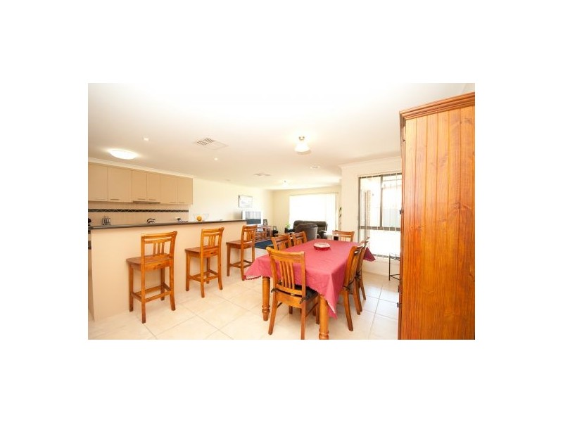 104 Hotham Crt, Thurgoona NSW 2640