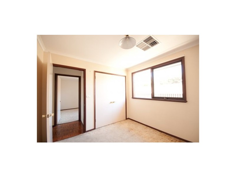 402 Dale Crescent, Lavington NSW 2641