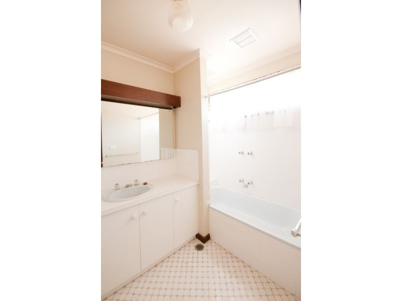 402 Dale Crescent, Lavington NSW 2641