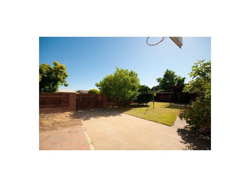 402 Dale Crescent, Lavington NSW 2641