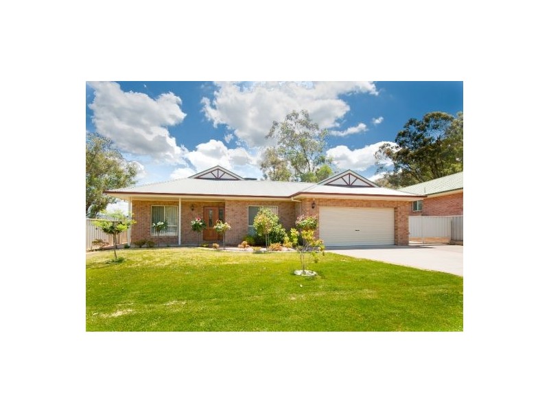 27 Alawarra Road, Lavington NSW 2641