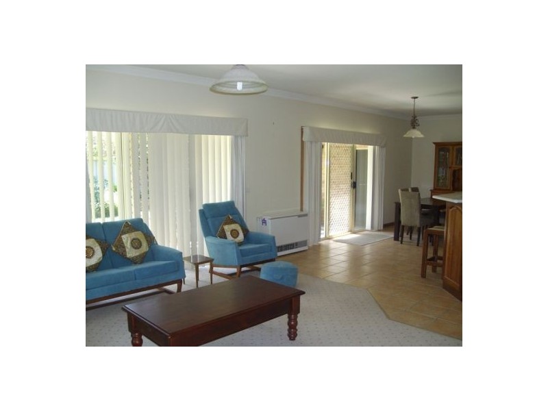 27 Alawarra Road, Lavington NSW 2641