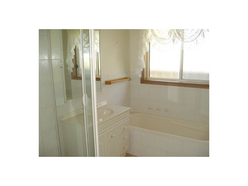 27 Alawarra Road, Lavington NSW 2641