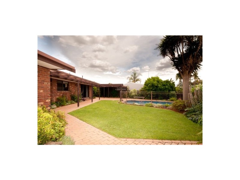 5 Rowen Crt, Lavington NSW 2641