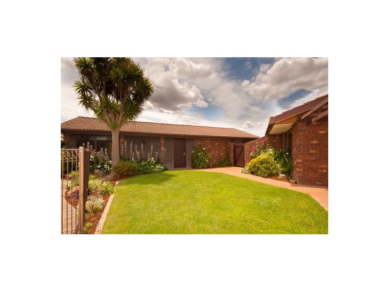5 Rowen Crt, Lavington NSW 2641