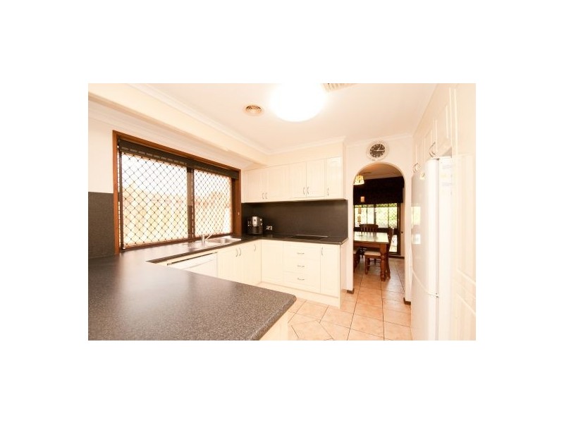 8 Rowen Crt, Lavington NSW 2641