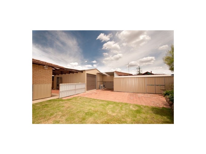 8 Rowen Crt, Lavington NSW 2641