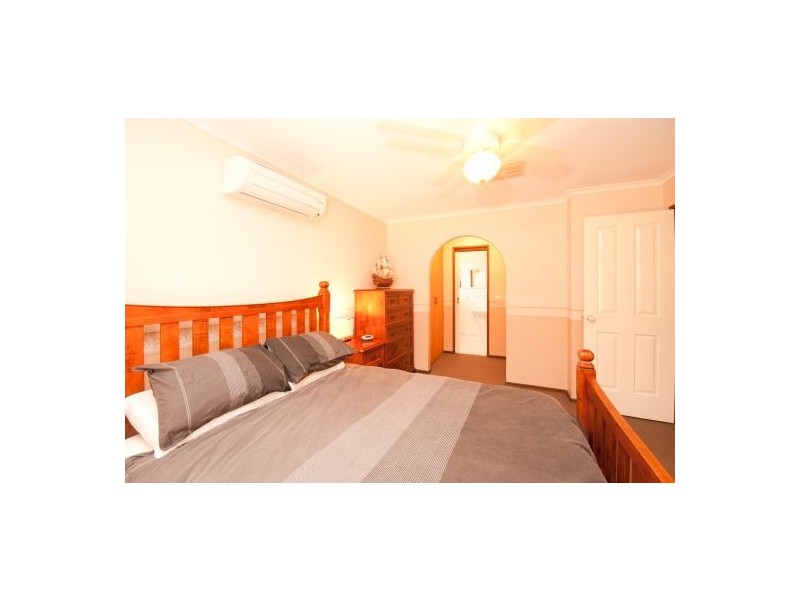 8 Rowen Crt, Lavington NSW 2641