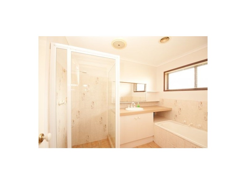 8 Rowen Crt, Lavington NSW 2641