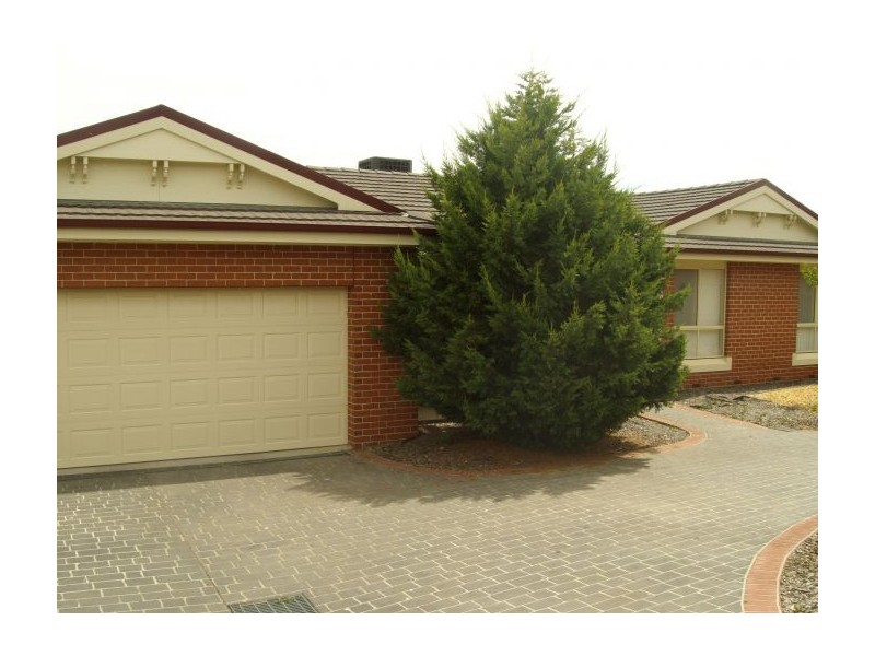 Unit 2/41 Harmer St, Lavington NSW 2641