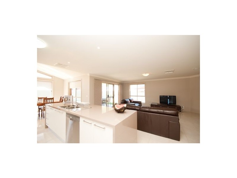 55 Honeyeater Circ, Thurgoona NSW 2640