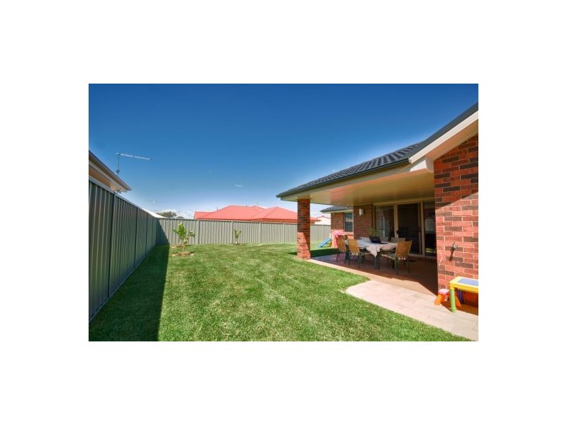 55 Honeyeater Circ, Thurgoona NSW 2640