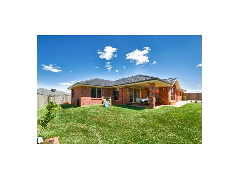 55 Honeyeater Circ, Thurgoona NSW 2640