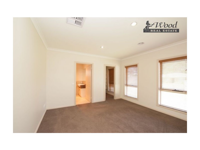 28 St Levans Circuit, Lavington NSW 2641