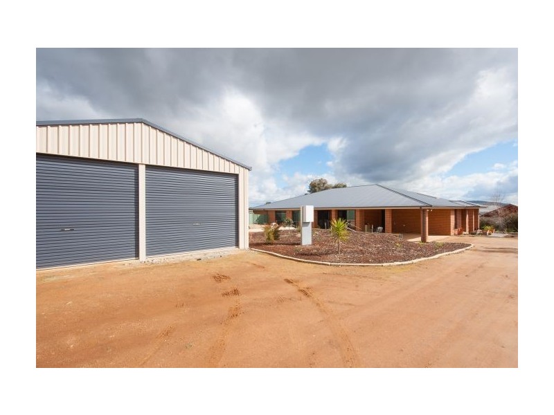 557 Nagle Rd, Lavington NSW 2641