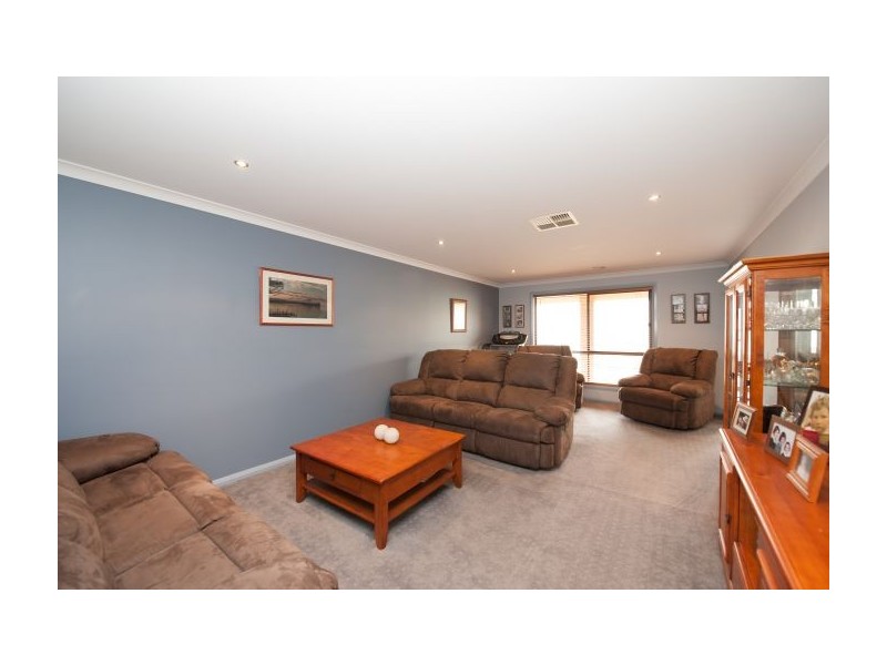 557 Nagle Rd, Lavington NSW 2641