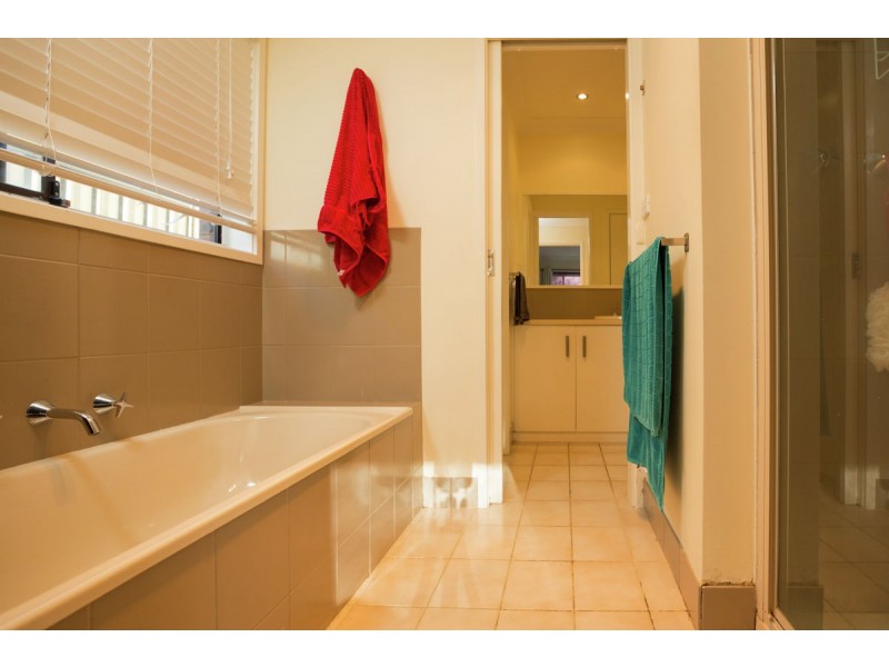 10 Kennedia Street, Thurgoona NSW 2640