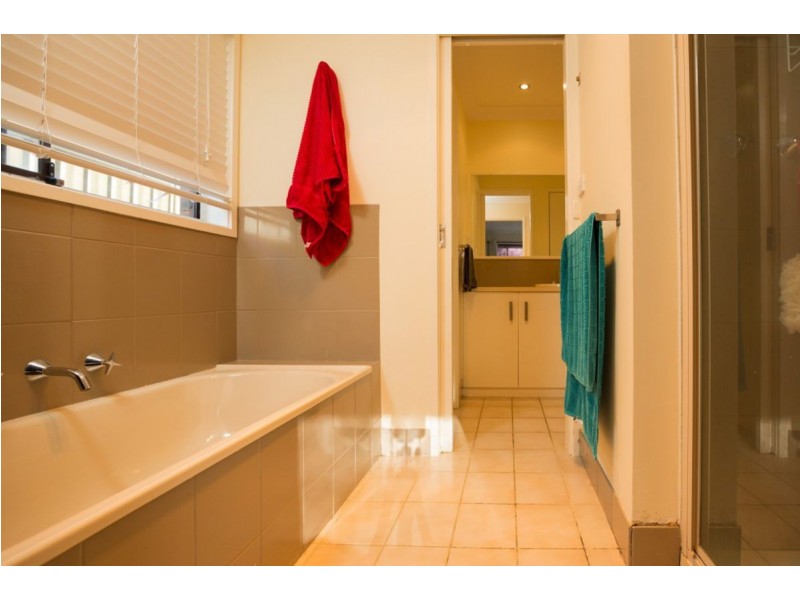 10 Kennedia Street, Thurgoona NSW 2640