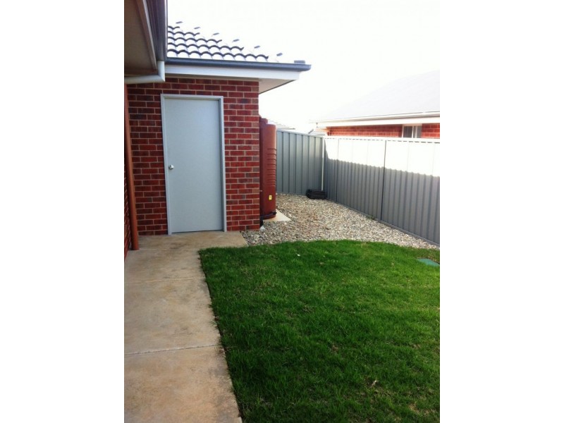 54 Egrett Way, Thurgoona NSW 2640