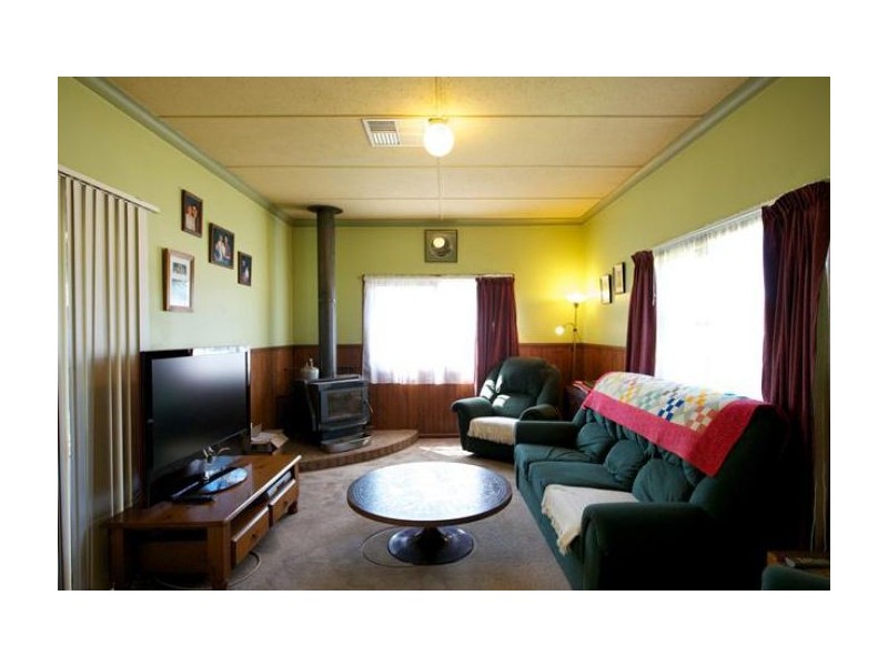 7 Dickson St, Woomargama NSW 2644