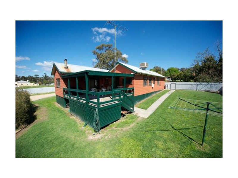 7 Dickson St, Woomargama NSW 2644