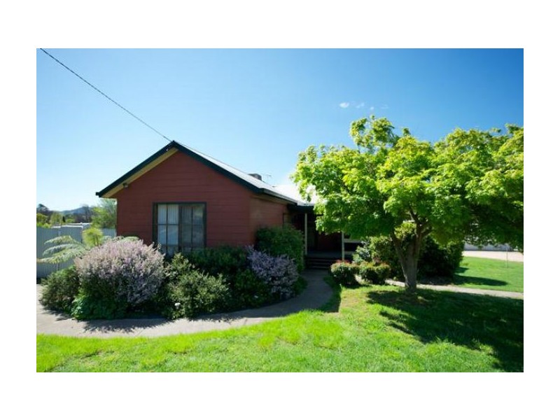 7 Dickson St, Woomargama NSW 2644